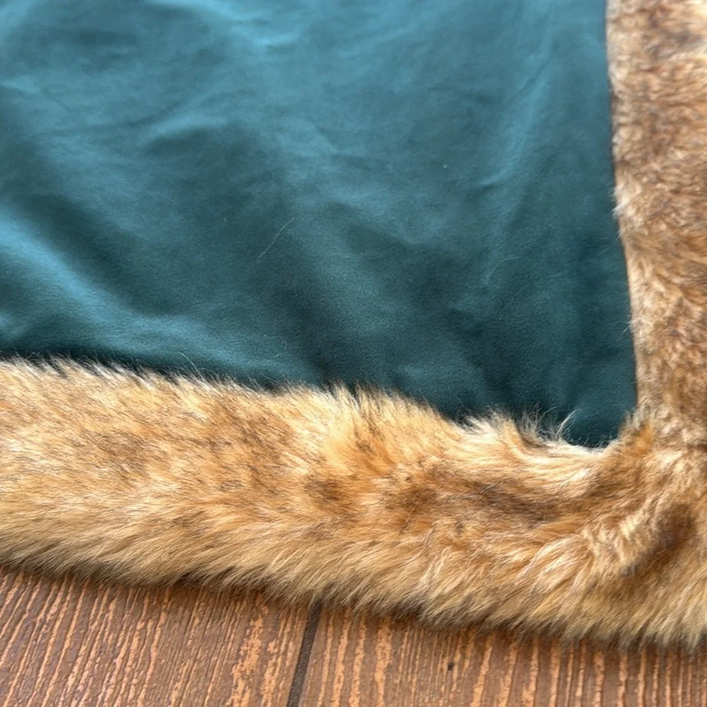 Green velvet pillowcase cover with fur